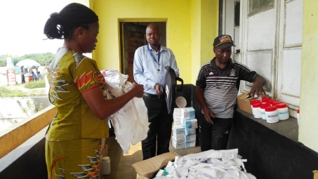 Remise des médicaments de prise en charge de cas de choléra par SANRU dans la  zone de santé de ILEBO