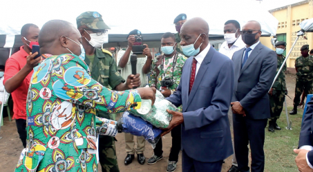 Le Conseiller Technique et Stratégique de SANRU remettant symboliquement les équipements de protection individuelle au Secrétaire Général du Ministère de la Justice à la prison de Ndolo